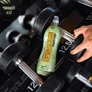 Konditermi környezetben, kézisúlyzók között egy Absolute Live Kreatin + L-glutamin sportital.